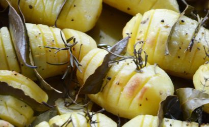 Recette de hasselbackpotatis les pommes de terre cuites au four à la suédoise