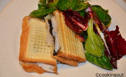 Croque monsieur au caviar pressé,, appelé papierusse chez Pétrossian avec des coquilles St Jaques et lard d'Arnad