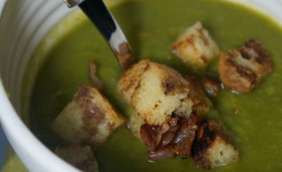 Soupe au brocoli accompagnée de croutons de brioche et pancetta