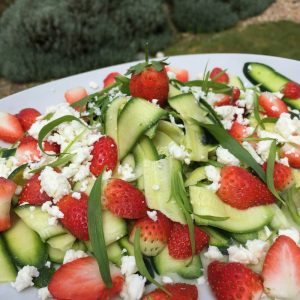 Salade de jeunes courgettes, fraises, féta et estragon