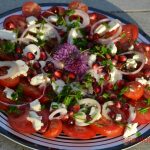 Salade estivale à la tomate, féta, grenade et ciboulette