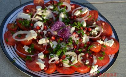 Salade estivale à la tomate, féta, grenade et ciboulette