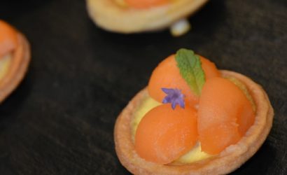 tartelettes chèvre-ricotta aux billes de melon pour accompagner la sangria sans alcool