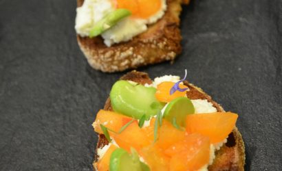 tartine gourmande au chèvre frais, fèves et abricots pour accompagner la Sangria blanche