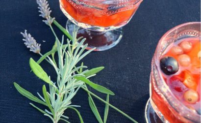 fruits d'été pochés au vin blanc parfumés à la lavande et servis très frais