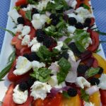 Salade d'été, mélange de fruits et de légumes avec des tomates, mozzarella et mures