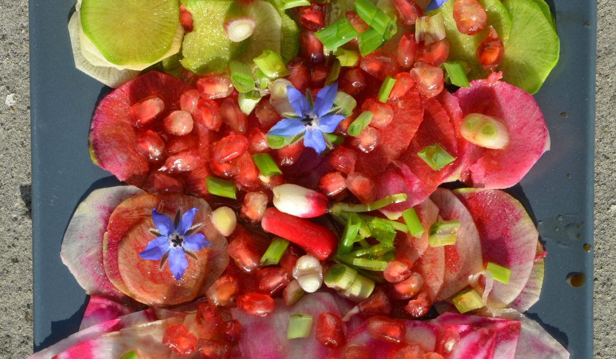 Salade aux multiples variétés de radis associés à la grenade