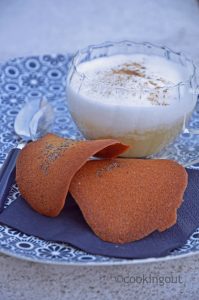 Capommenccino, boisson aux pommes, poires, sirop d'érable et mousse de lait et ses tuiles au pavot