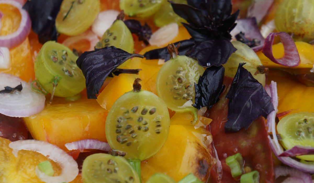 Salade de tomates très fruitée, au choix grenade, groseille ou pastèque.