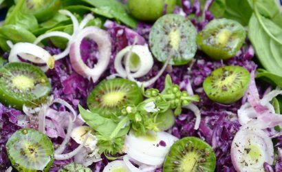 une salade fraîcheur avec des Nergi® (des baby kiwis dont on mange tout même la peau) accompagné de chou rouge et des pousses d'épinards