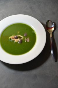 velouté de feuilles de blette à la burrata fumée et olives de kalamata