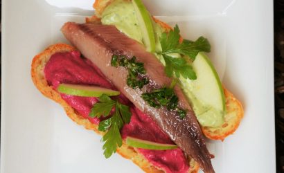 Eclair salé, dos de sardines fumées, avocat et betterave