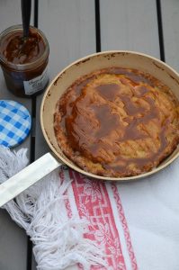 Crêpe soufflée à la banane et caramel au praliné pour la chandeleur