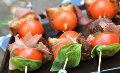 Mini brochettes de tomates présente sous forme de mini Burger