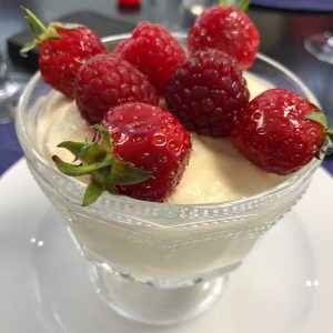 Mousse au citron pour accompagner les fraises et les framboises