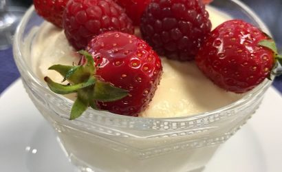 Mousse au citron pour accompagner les fraises et les framboises