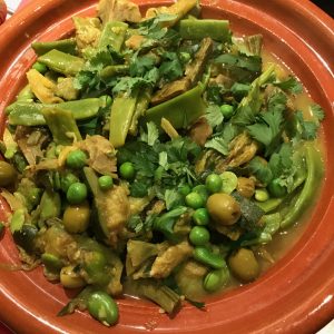 Tajine de légumes de printemps au citron confit et olives vertes, petits pois, haricots plats et artichauts