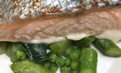 Le saumon teryaki, version canadienne au sirop d'érable avec des petits pois