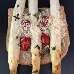 Croque monsieur aux asperges confites, parmesan et anchois