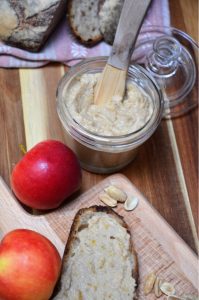 Tartine au beurre de pomme pirouette cacahuète