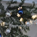 Détail du sapin installé au plafond