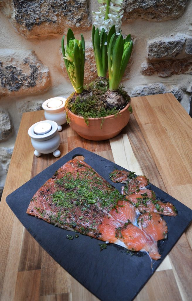 Gravlax ou gravadlax coupé