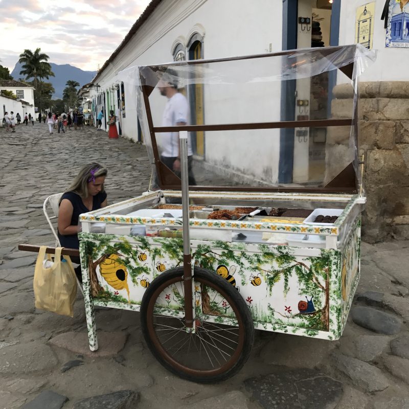 Vente de petits gâteaux dans les rues