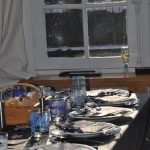 détail de la table décoré en bleu