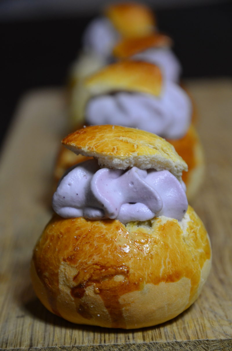 Semlor aux myrtilles, les brioches suédoises à la pâte d'amande du mardi gras