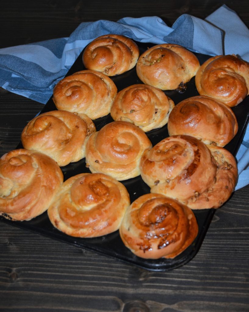 brioches individuelles en forme de fleur parfumées à la pistache faites maison