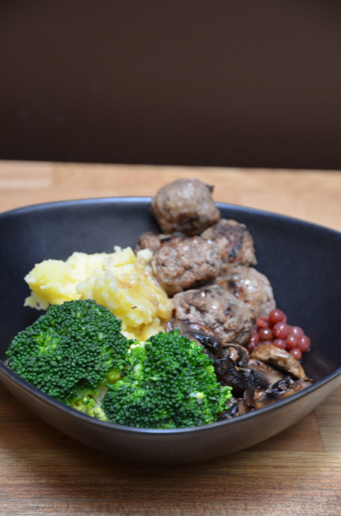 köttbullar boulettes de viande à la suédoise avec pommes de terre et brocolis