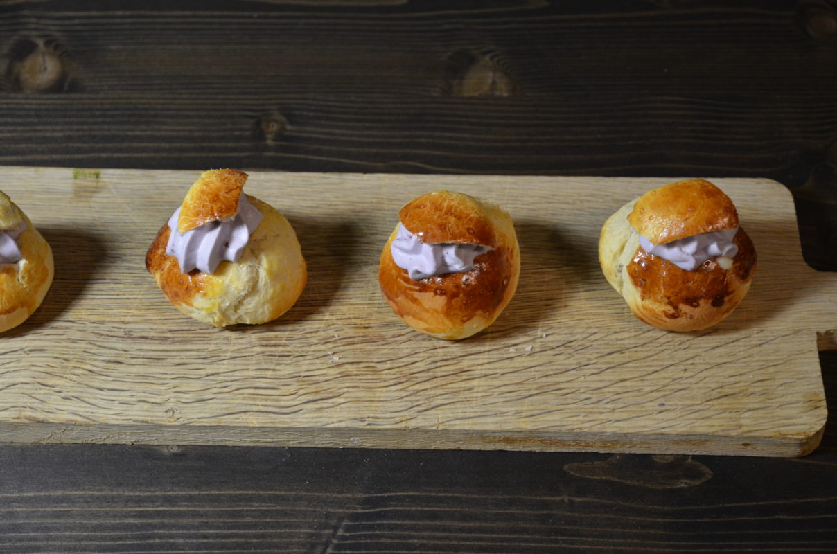 Semlor aux myrtilles, la recette des brioches suédoises à la pâte d'amande du mardi gras