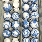 Oeufs peints et décorés en bleu pour un pâques hygge