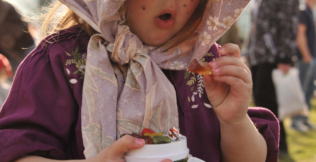 Petite sorcière suédoise de Pâques les Påskkärringarou, qui réclament des bonbons le jeudi saint