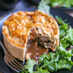 Assiette de steak and kidney pie avec sa sauce gravy