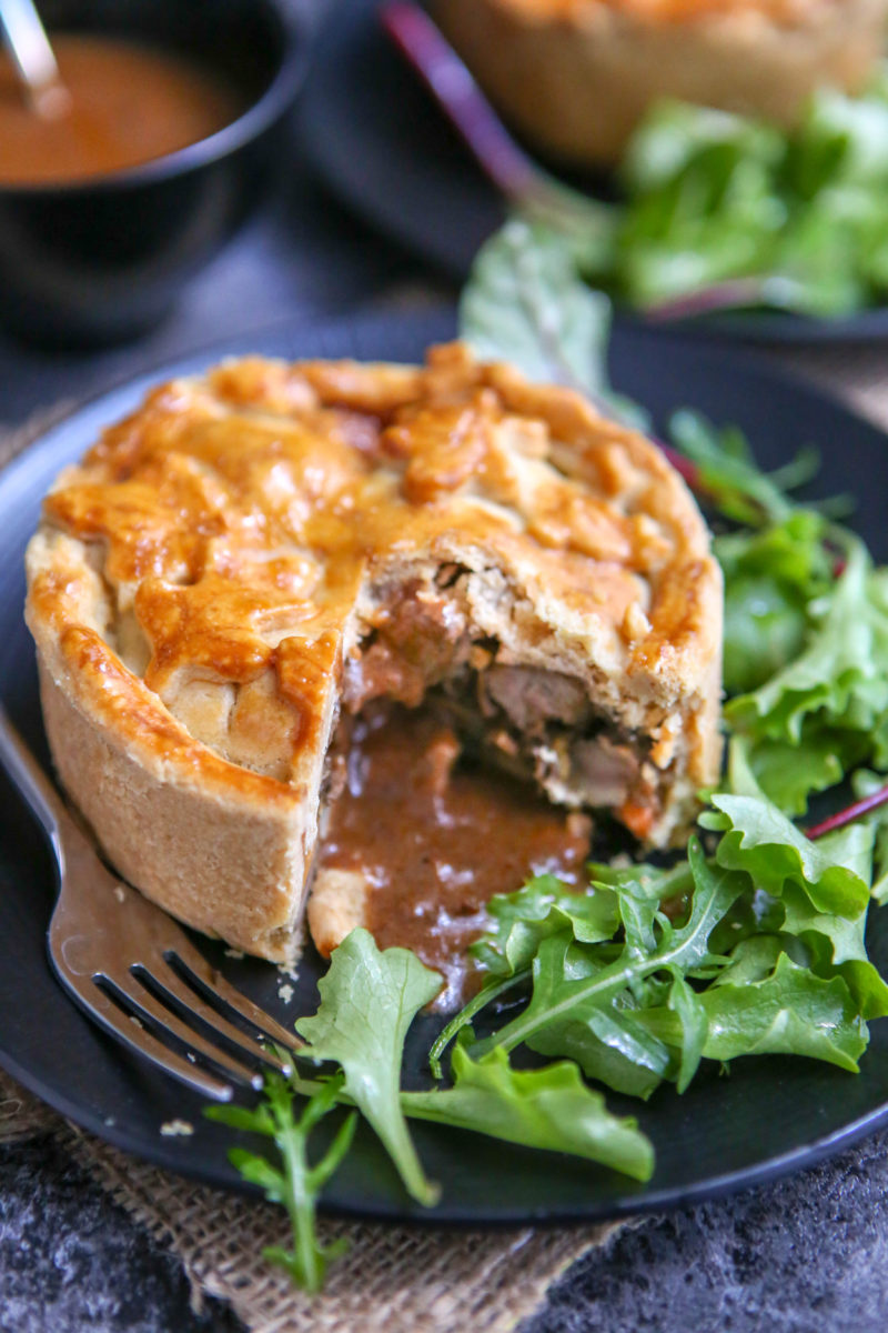 Assiette de steak and kidney pie avec sa sauce gravy