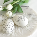 Oeufs décorés pour Pâques hygge avec des écritures