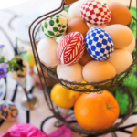 oeufs décorés hygge colorés suédois pour un Pâques hygge