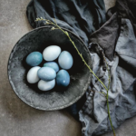 oeufs décorés hygge naturel ton bleu pour un pâques hygge