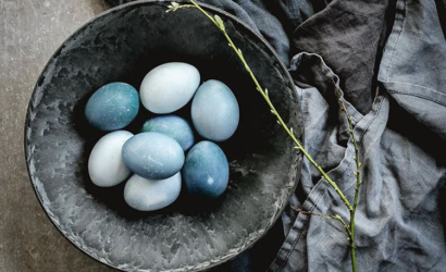 oeufs décorés hygge naturel ton bleu pour un pâques hygge