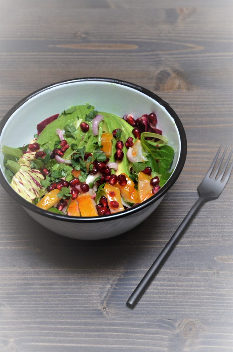 recette originale de salad bowl au haddock, avocat, grenade avec de la chicorée casteldifranco et de la coriandre