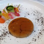 Entrée : Foie gras de canard confit aux 5 parfums, terre végétale et légumes de nos maraîchers