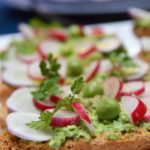 Tartines apéro aux petits pois et radis