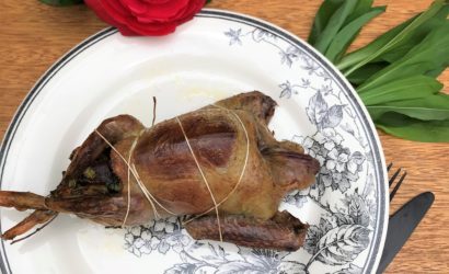 Pigeons farcis à l'andouillette et ail des ours pour le repas de Pâques