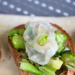 Jolies tartines de fèves et lard pour un apéro à l'italienne