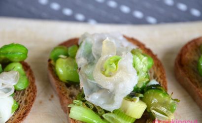 Jolies tartines de fèves et lard pour un apéro à l'italienne