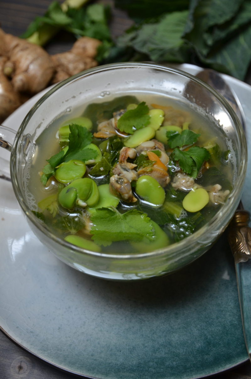 recette de bouillon aux coques exotique parfumé aux fèves et au brocoli rave