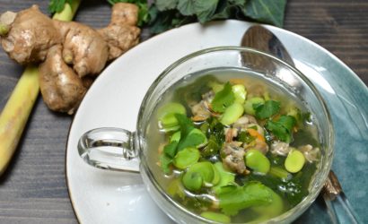 Recette de bouillon exotique aux coques, rapini et fèves fraîches