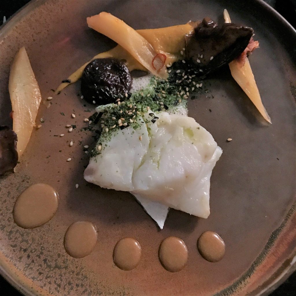 Cabillaud poché au beurre de matcha et jambon de Parme, salsifis et shiitakés rôtis, condiment au Jambon de Parme par Lucas Felzine
