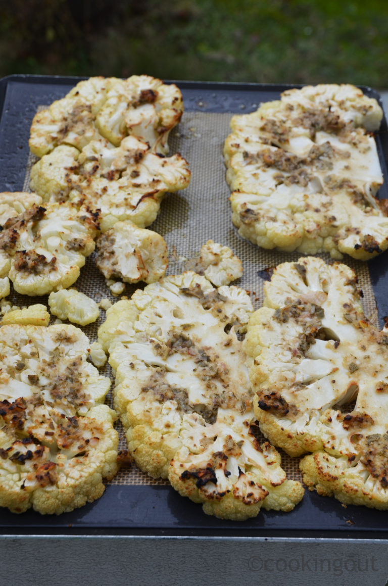 Tranches de chou-fleur rôties au four parfumées à la sauge